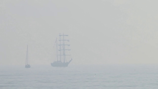 高高的船在公海上航行，雾蒙蒙的日子视频素材