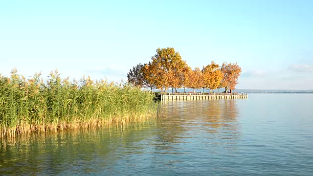 匈牙利巴拉顿湖的秋季景观(Revfulop)视频下载