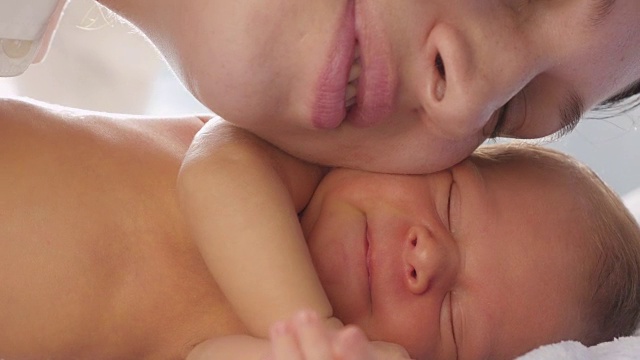 母亲亲吻新生婴儿。视频素材
