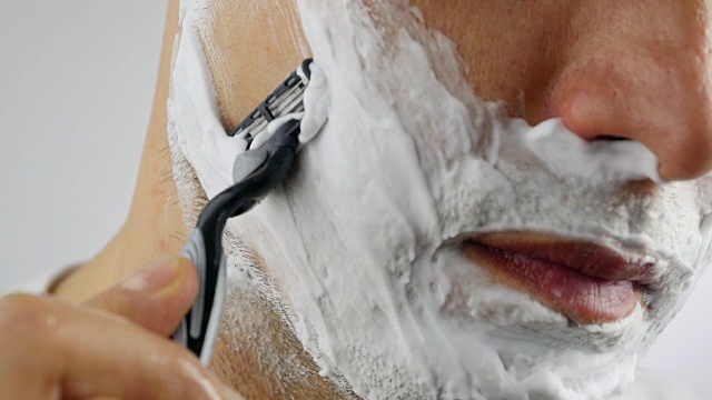 男人刮脸。视频下载