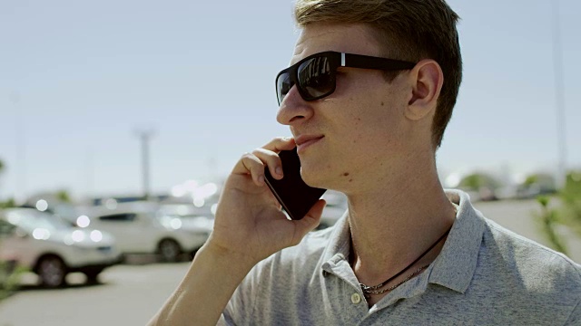 一个男人用手机说话的特写肖像视频素材