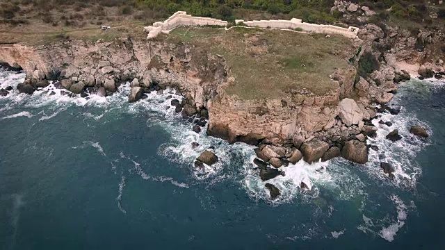 鸟瞰图的岩石海岸与农田和古老的堡垒视频素材