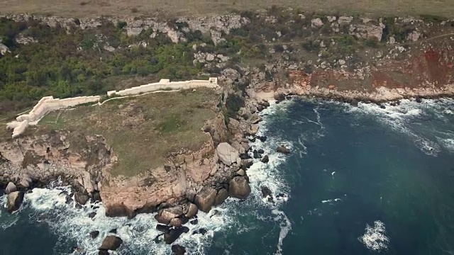 鸟瞰图岩石海岸线和古老的堡垒视频素材
