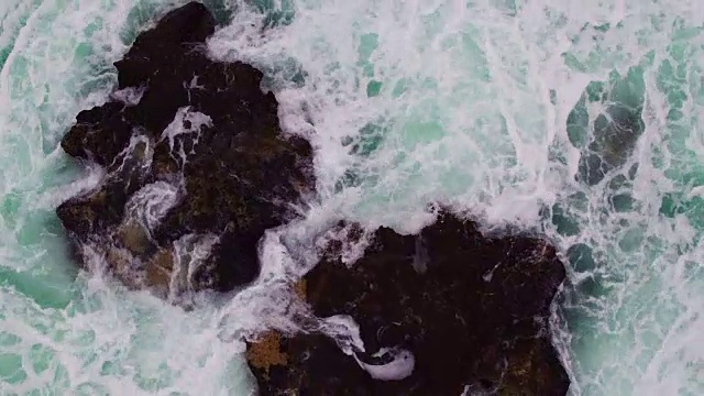 海浪冲击悬崖，鸟瞰图视频素材