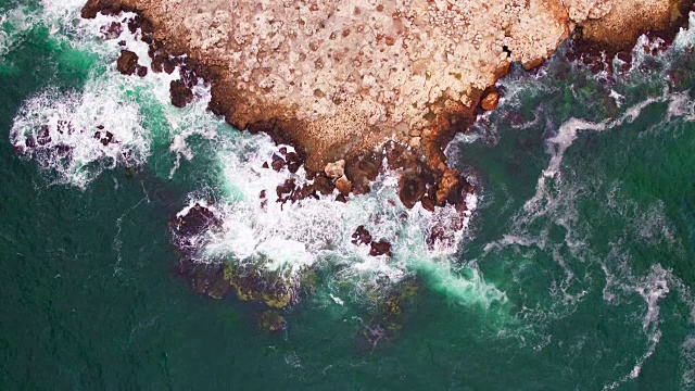 巨浪撞击悬崖，鸟瞰图视频素材