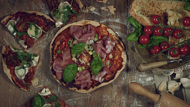 4k传统意大利食物和啤酒，放披萨视频下载