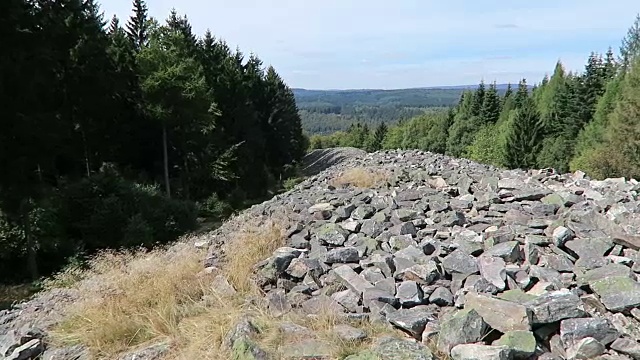 奥岑豪森的凯尔特山堡。城墙的遗迹。位于萨尔州Nonnweiler附近(德国)视频下载