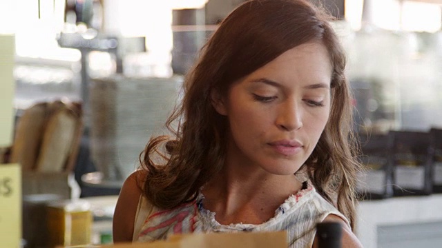 女性顾客浏览熟食店拍摄于R3D视频素材