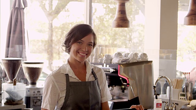 用R3D拍摄的咖啡店女员工肖像视频素材