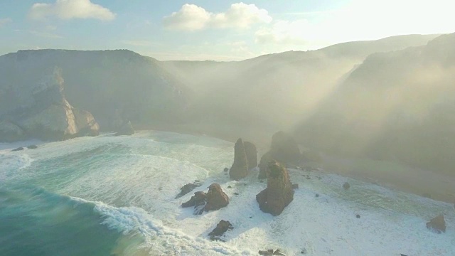 史诗悬崖和海浪视图视频素材