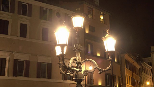 罗马历史街区的路灯视频下载