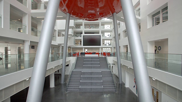 现代大学校园建筑的空接待区视频素材