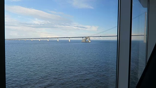 从渡口眺望厄勒海峡大桥。在丹麦和瑞典之间视频下载