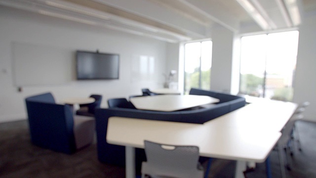 现代大学校园内的会议室视频素材