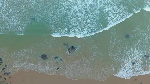 热带海滩和海浪顶视图视频下载