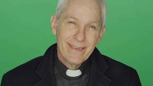 年长的牧师在一个绿色屏幕的画室背景上微笑着向天堂祈祷视频下载