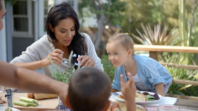家庭在家在花园里吃户外餐视频素材