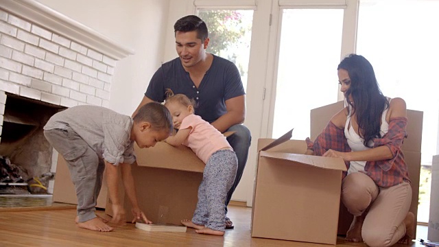 搬家日，一家人在新家开箱视频素材