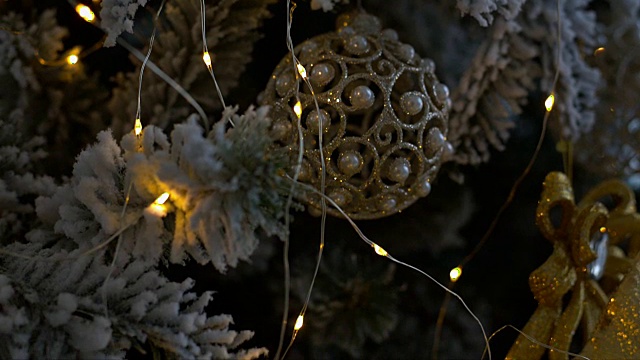 圣诞树上的圣诞装饰与散景灯。视频下载