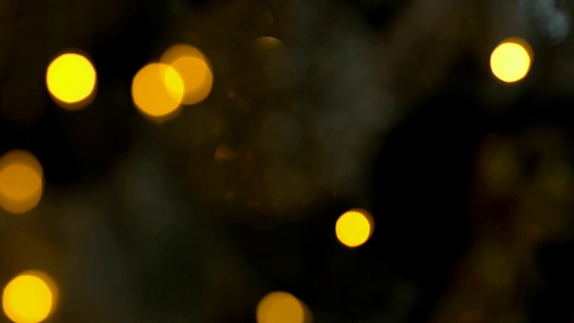 圣诞树上的圣诞装饰与散景灯。视频素材
