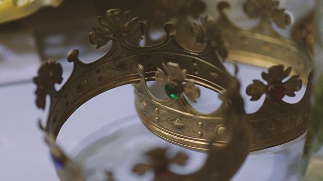 白色背景上的婚礼王冠视频下载