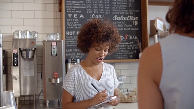 在咖啡店接受非接触式刷卡付款的女服务员视频素材