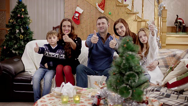 家人在圣诞聚会上竖起大拇指视频素材