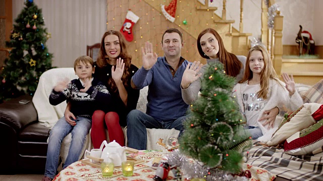 圣诞晚会上一家人对着镜头挥手视频素材