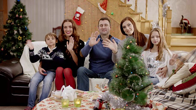 圣诞晚会上一家人对着镜头挥手视频素材