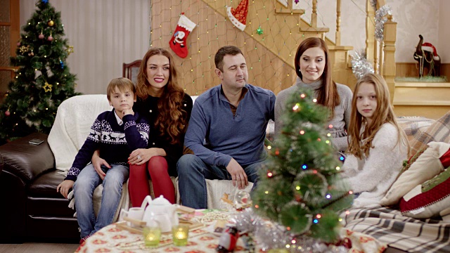幸福家庭的肖像在圣诞聚会上竖起大拇指视频素材