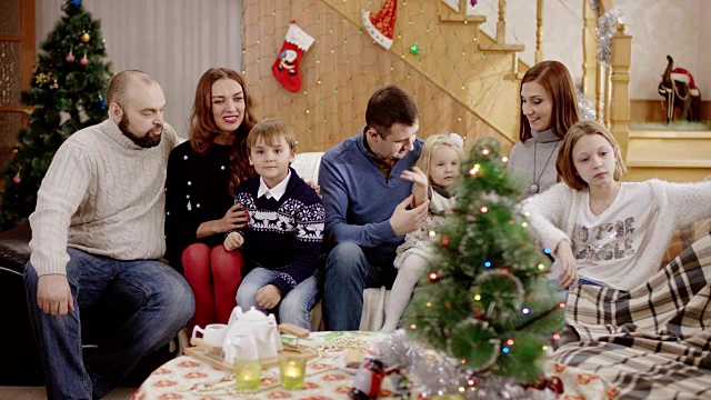 欢乐的家庭在室内圣诞派对上挥手视频素材