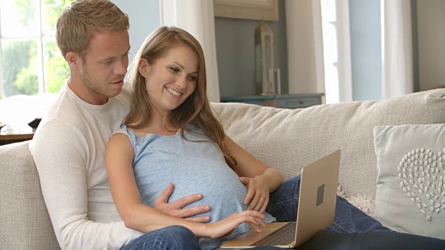 夫妇与孕妇使用笔记本电脑拍摄的R3D视频素材