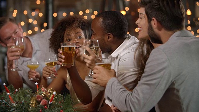 朋友们在酒吧的圣诞聚会上祝酒视频素材