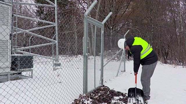工人清理大门附近的积雪视频下载