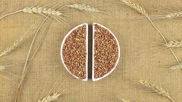 将荞麦粒和小麦小穗放在麻布上的变焦盘上视频下载