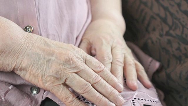 老人生病时，男人抚摸着她的手视频素材