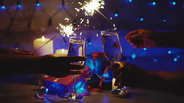 情侣们用香槟和烟火庆祝圣诞视频下载