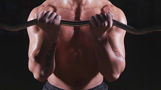 在健身房举重的男人视频素材