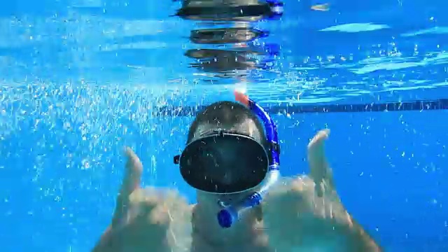 在水下游泳视频下载