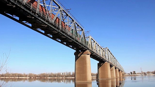 铁路桥梁和货运列车视频下载