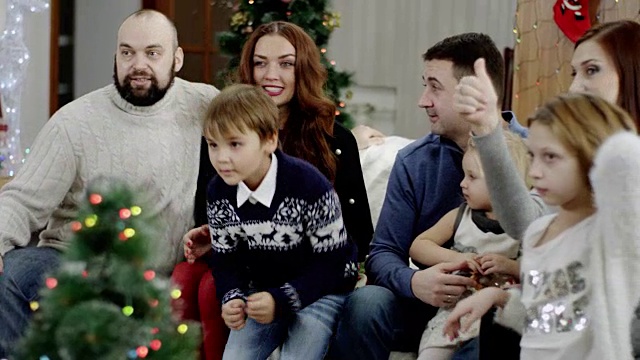 在圣诞派对上竖起大拇指的幸福家庭的侧视图视频素材