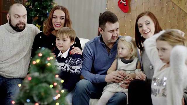 侧面的幸福家庭挥手在圣诞晚会的镜头视频素材