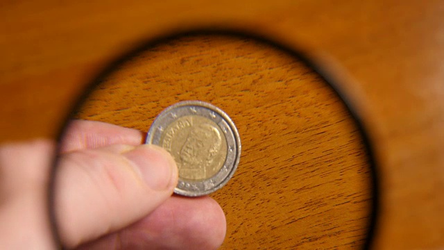 放大镜和欧元硬币视频下载