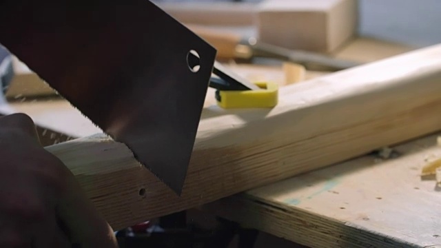 木匠锯木块视频素材