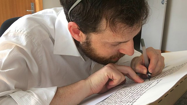 Sofer用希伯来语写了一部犹太律法视频素材
