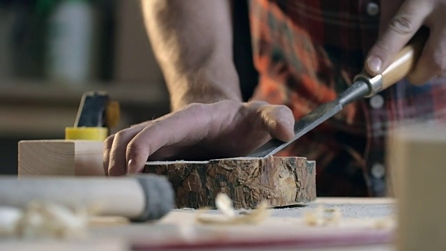 木匠正在凿一块木头视频素材