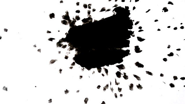 滴墨并在白色背景上扩散黑色墨水滴视频下载
