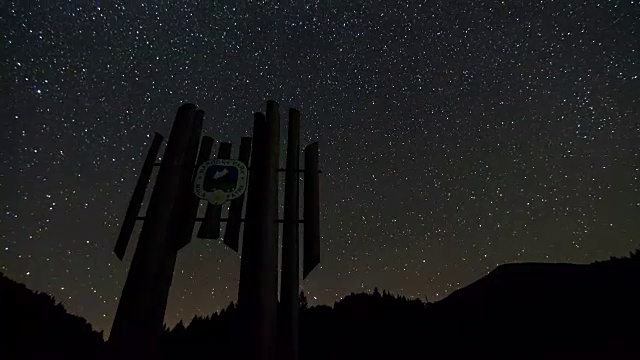 星星在国家公园上空旋转象征剪影时间流逝。多莉拍摄视频素材