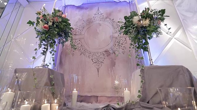 婚礼上交换誓言的祭坛上亮满了灯视频下载