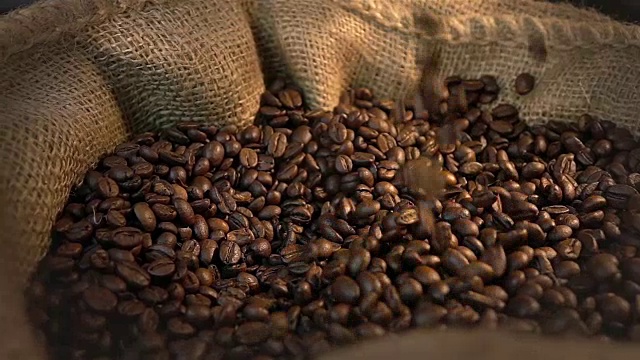 两段抓取咖啡豆的慢动作视频视频素材